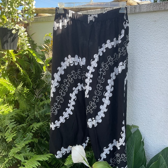 Makai Beach Hawaii Pants - Black & White Hawaiian Floral Puakenikeni Lei Wide Leg Pants  Size L
